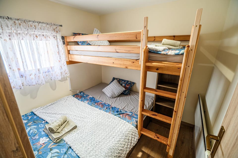 Bed, Bedroom, bunk bed, towels