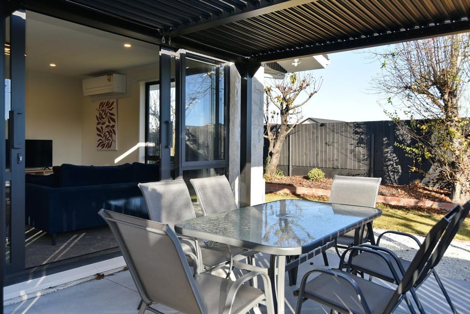 Patio, TV and multimedia, Living room, Seating area, air conditioner