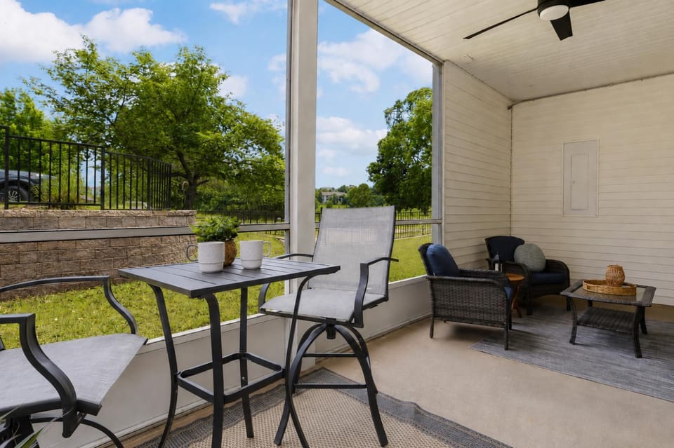 Golf Course Walk-Out Thousand Hills 2 Br Condo Pool View Apartment hotel in Branson