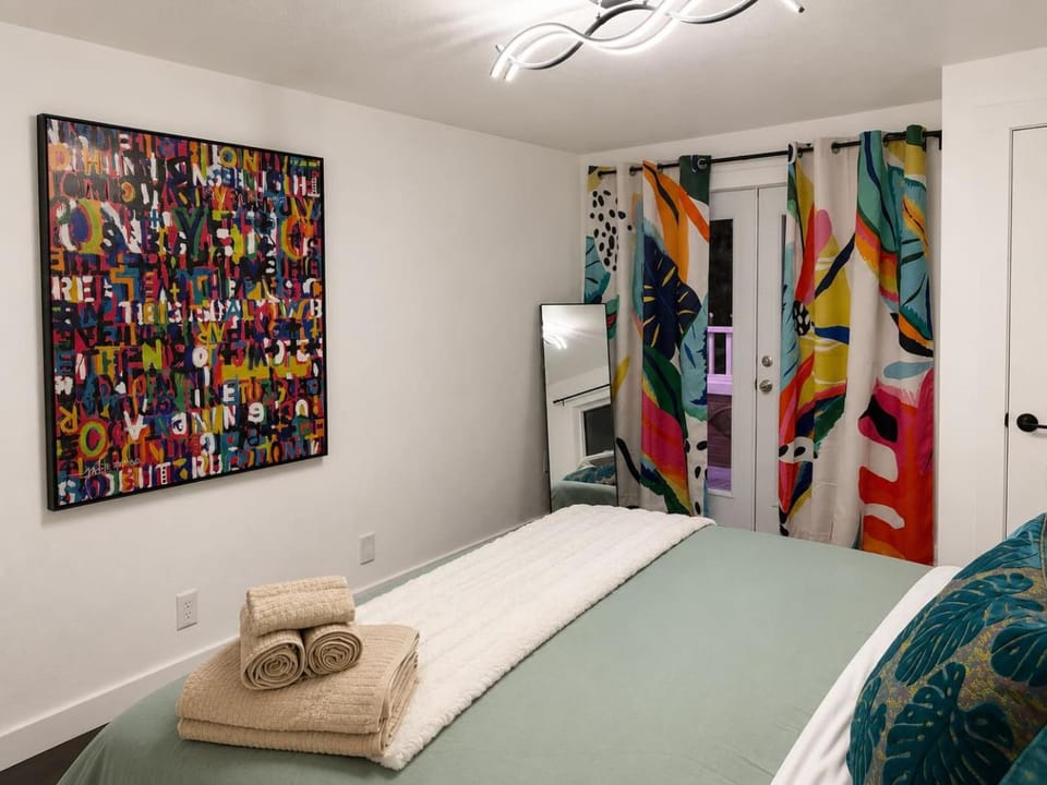 Photo of the whole room, Bedroom