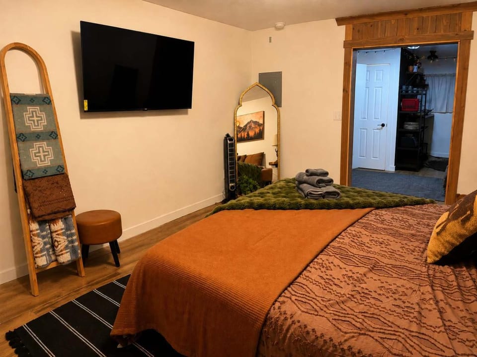Photo of the whole room, Bedroom