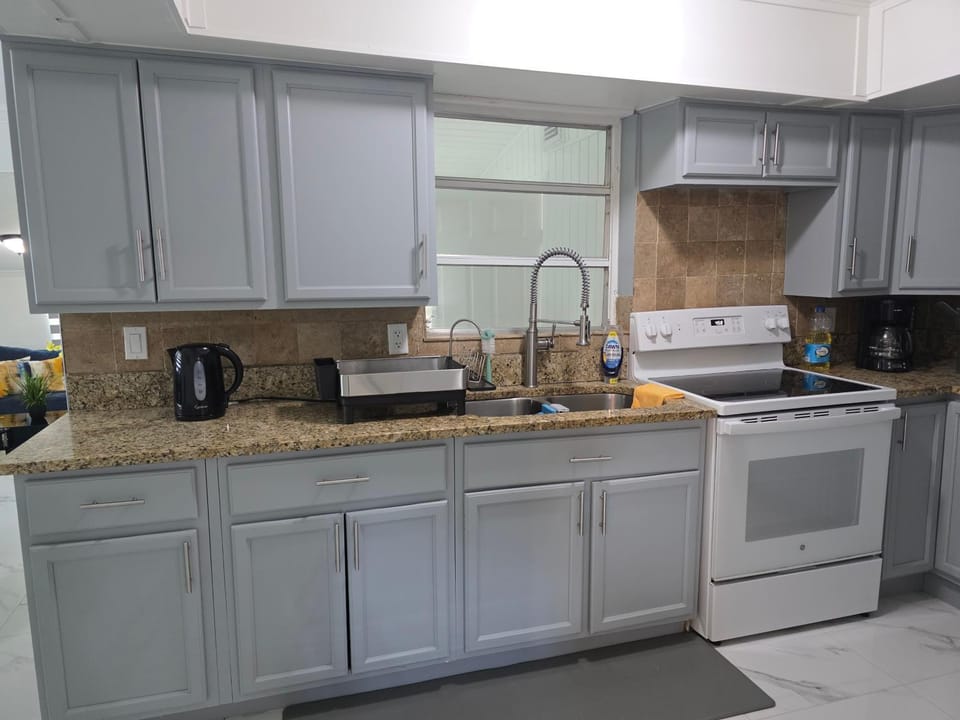 Coffee/tea facilities, Kitchen or kitchenette, stove