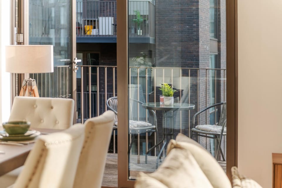 Luxury 3BR Embassy Gardens AC & Balcony Apartment in London