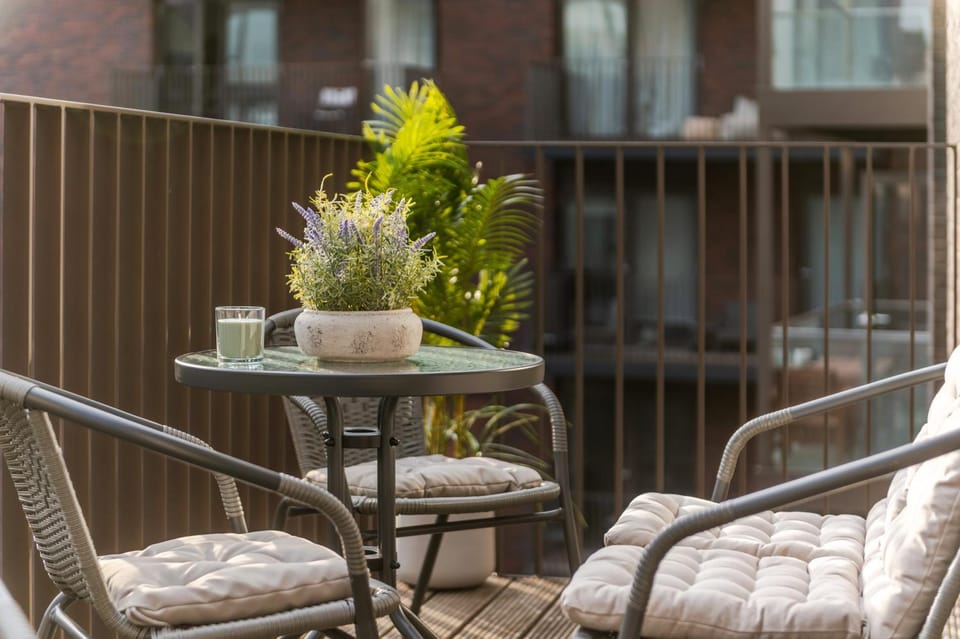 Luxury 3BR Embassy Gardens AC & Balcony Apartment in London