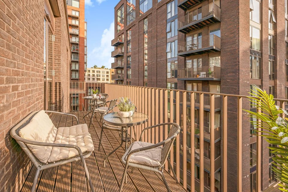 Luxury 3BR Embassy Gardens AC & Balcony Apartment in London