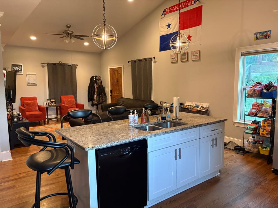 Home 10 minutes Mercedes Benz Stadium Bed and Breakfast in Atlanta