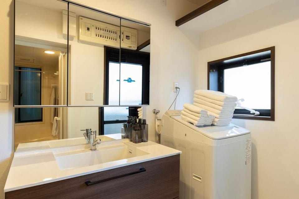 Bathroom, Photo of the whole room, towels, washing machine