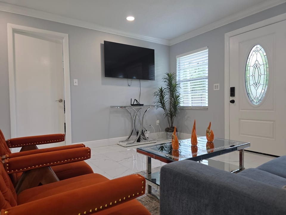 Facade/entrance, TV and multimedia, Living room, Seating area