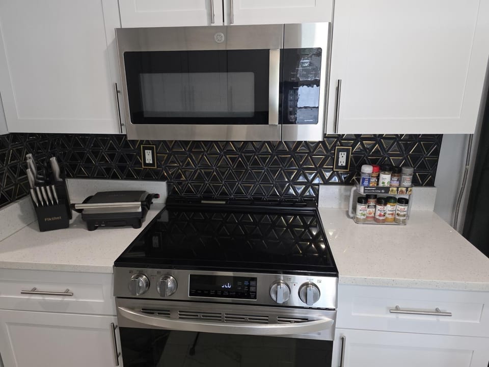 Kitchen or kitchenette, microwave, stove