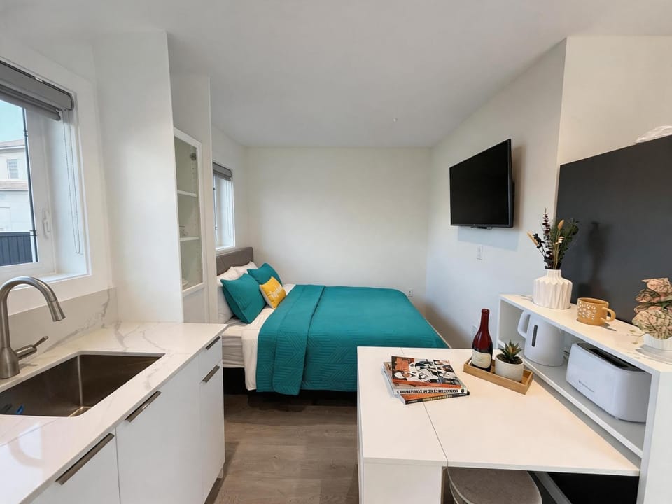 Bed, TV and multimedia, Bedroom