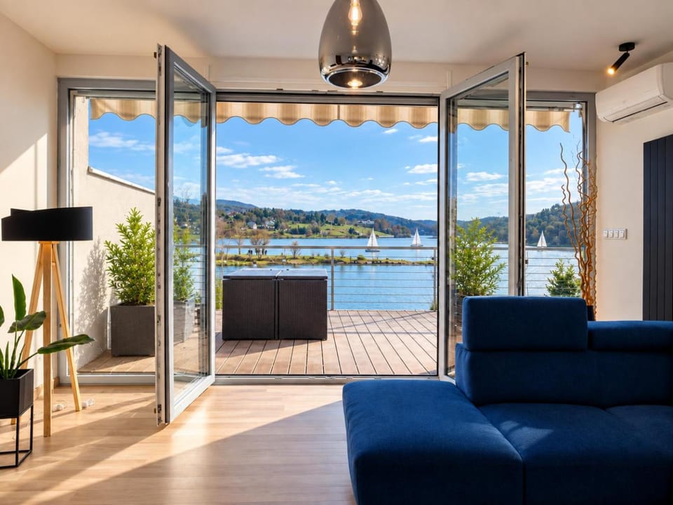 Day, Balcony/Terrace, Living room, Seating area, Lake view