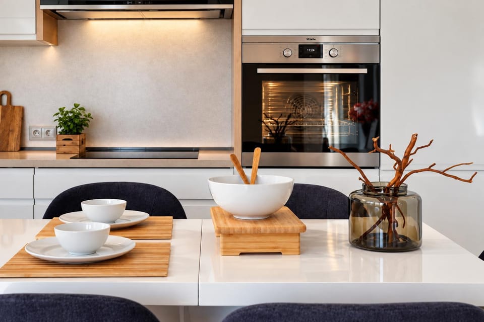 Kitchen or kitchenette, Dining area