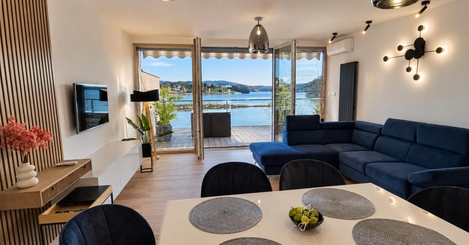 TV and multimedia, Living room, Seating area, Lake view