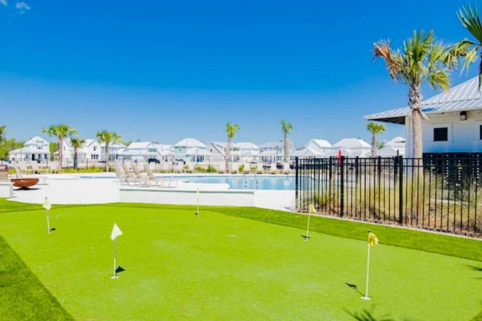 4 bath 6 bed-2 kings! Patio, firepit, pool, beach! House in Orange Beach