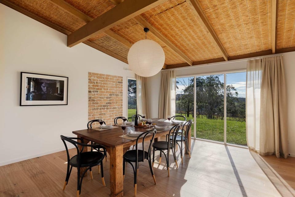 North Park - Luxury Private Estate Hill Views House in Red Hill