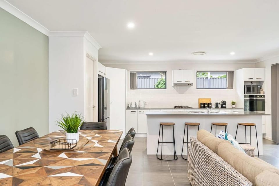 Stylish 4BR Family Home House in Hervey Bay