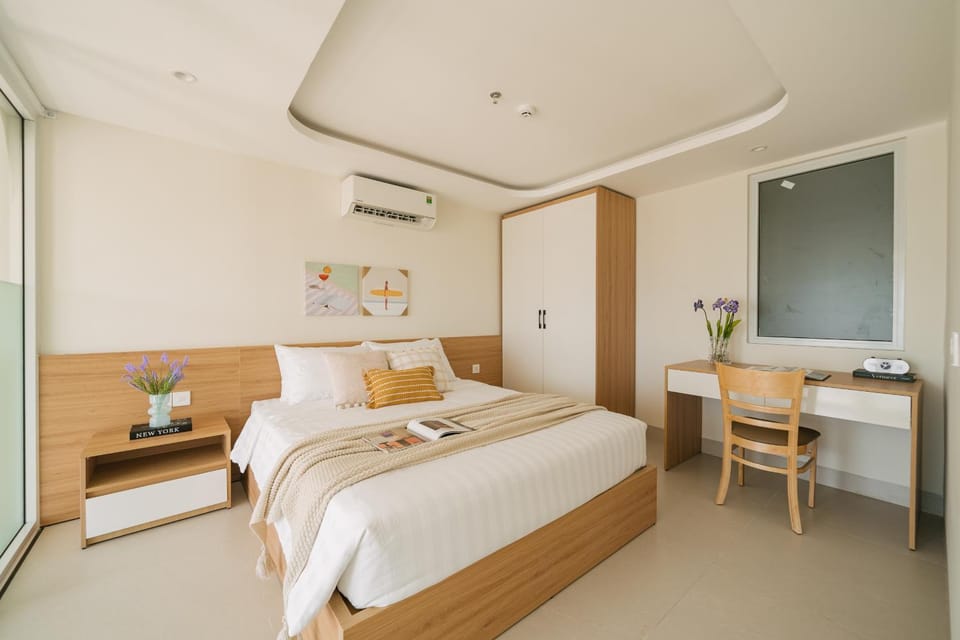 Bedroom, wardrobe, air conditioner