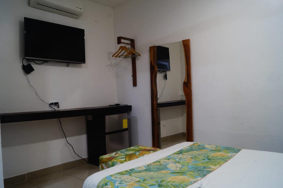 Bed, TV and multimedia, Photo of the whole room, Bedroom, air conditioner