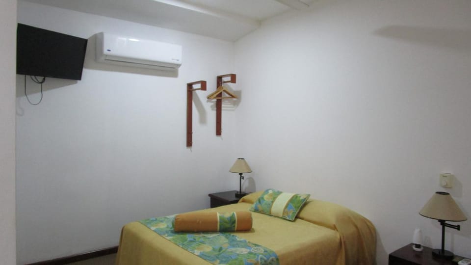 Bed, TV and multimedia, Photo of the whole room