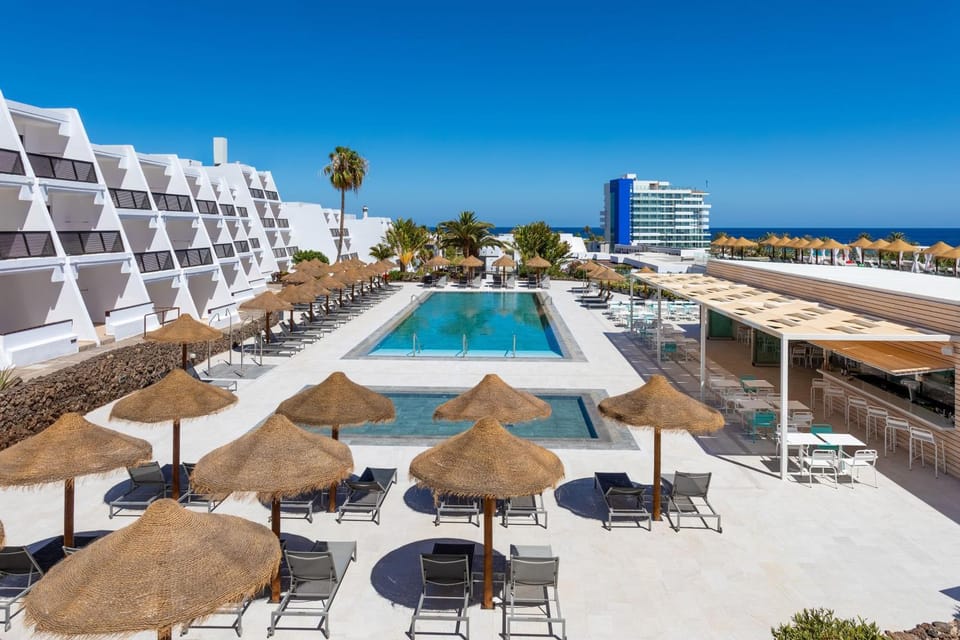 Restaurant/places to eat, Garden, View (from property/room), Balcony/Terrace, Lounge or bar, Dining area, Sea view, Swimming pool