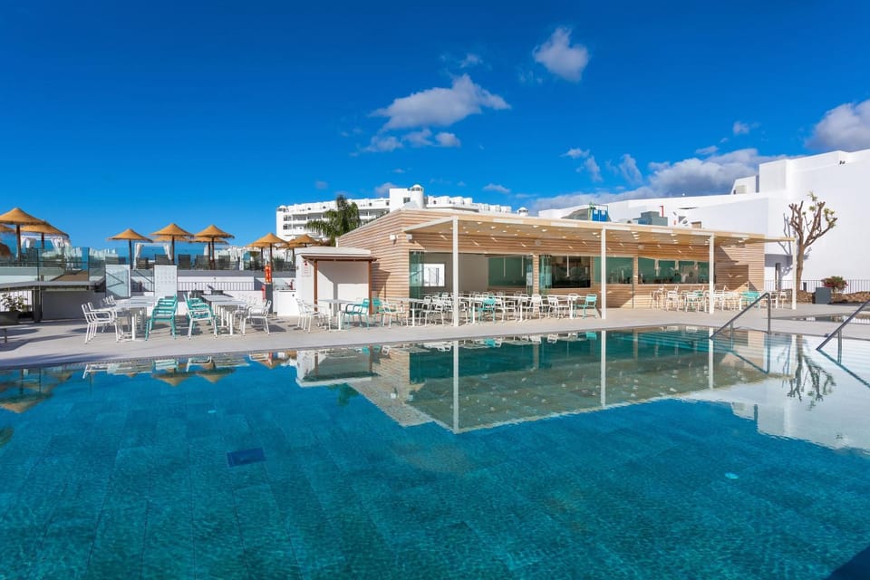Restaurant/places to eat, View (from property/room), Balcony/Terrace, Lounge or bar, Dining area, Swimming pool