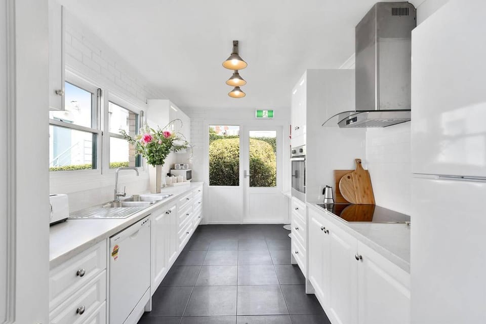Kitchen or kitchenette, dishwasher, stove