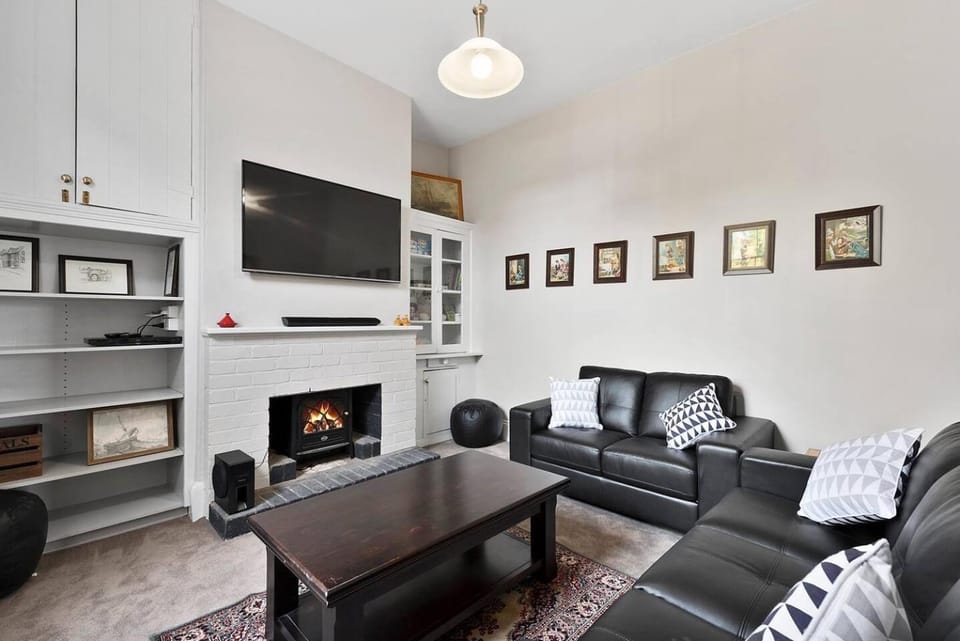 TV and multimedia, Living room, Seating area, Evening entertainment