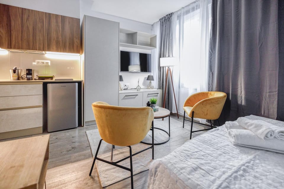 Bed, TV and multimedia, Kitchen or kitchenette, Seating area, Bedroom, wardrobe