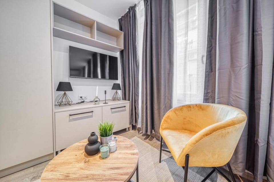 TV and multimedia, Seating area, wardrobe