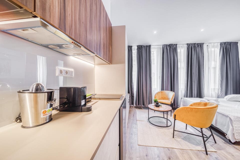 Bed, Kitchen or kitchenette, Seating area, Bedroom