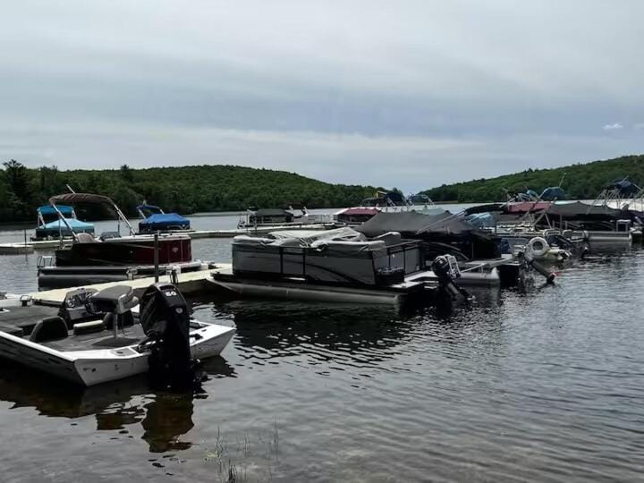 Pond view and Lake access Walk to Ski and Golf Chalet in Kidder Township