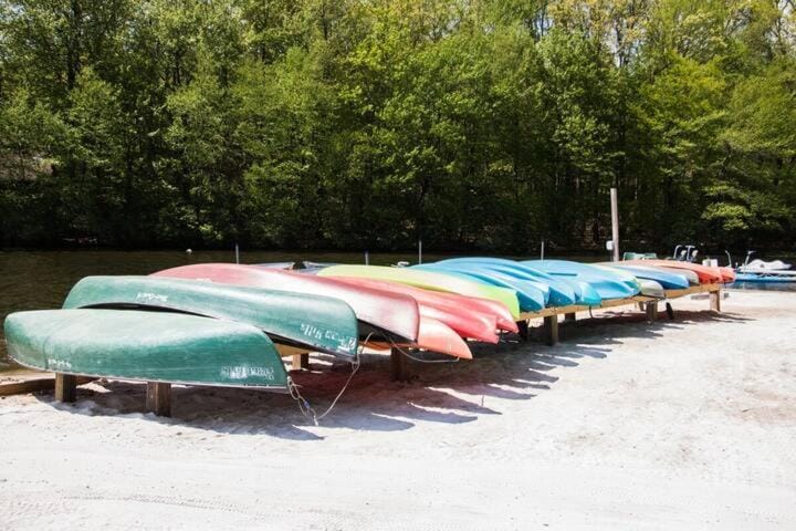 Pond view and Lake access Walk to Ski and Golf Chalet in Kidder Township