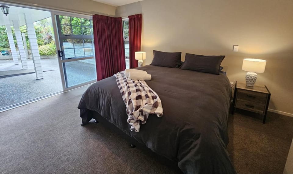 Spacious & Modern Gem in the Heart of Taupo House in Taupo