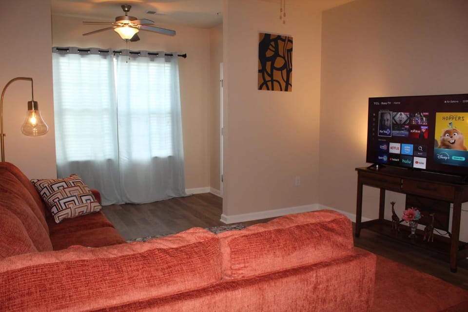 Communal lounge/ TV room, TV and multimedia, Living room, Seating area, Evening entertainment