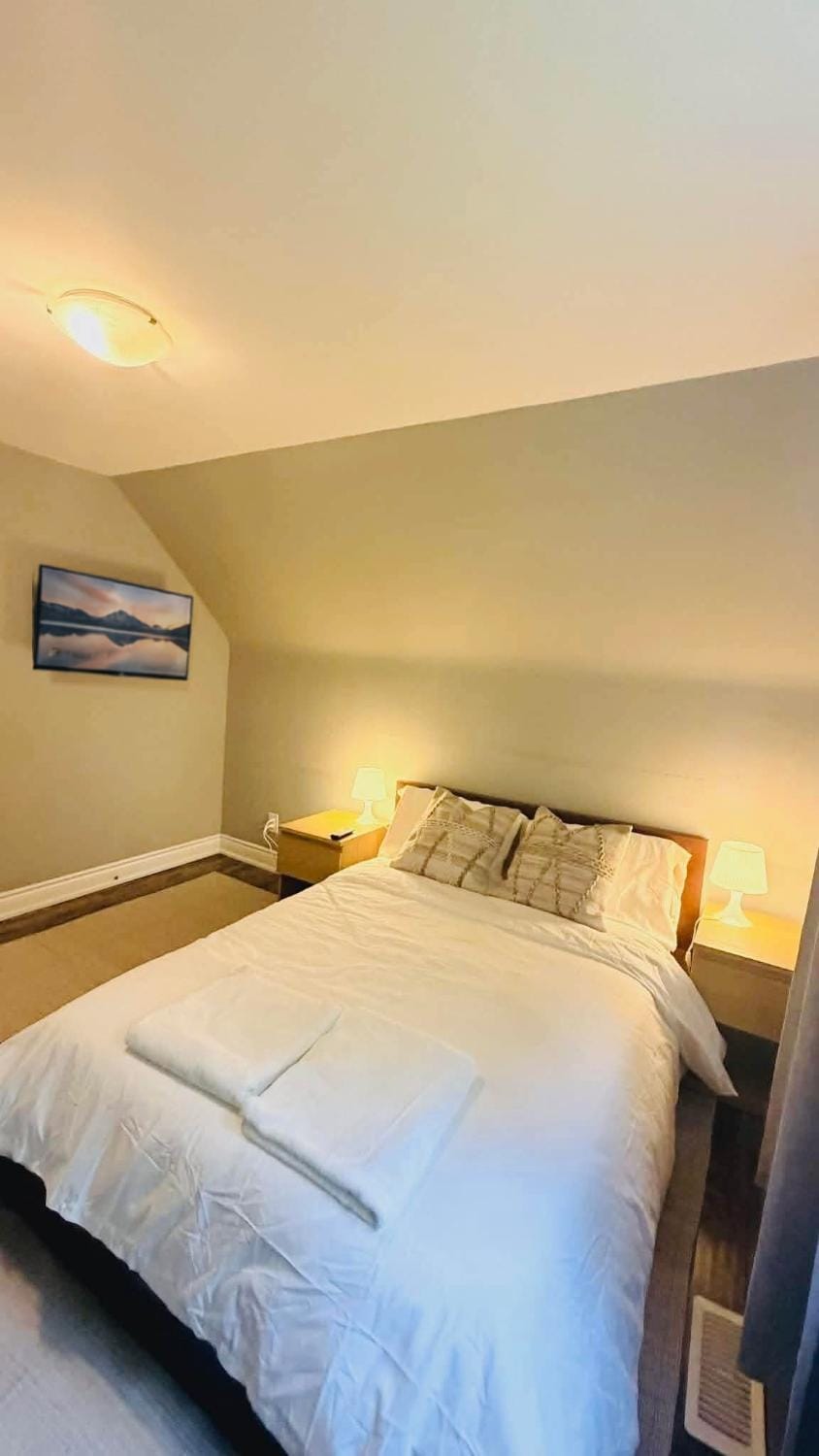 Bed, TV and multimedia, Bedroom