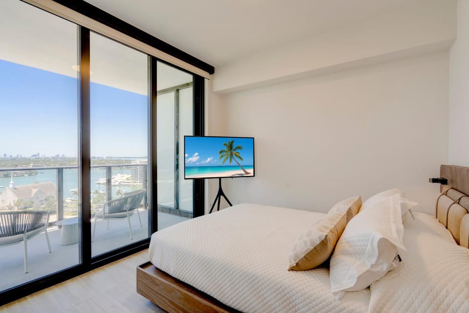 Bed, TV and multimedia, Bedroom