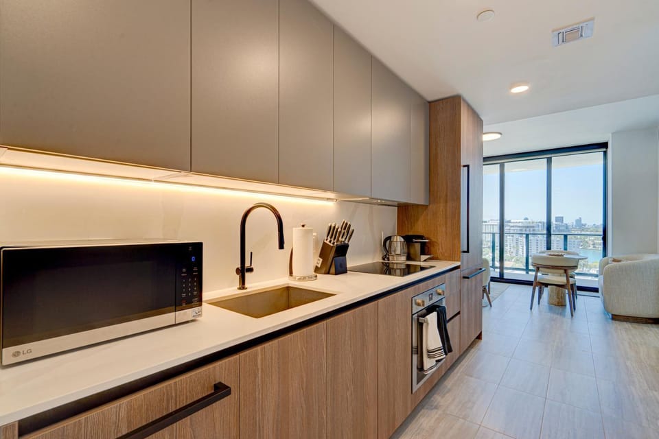 Coffee/tea facilities, Kitchen or kitchenette, dishwasher, oven, stove, toaster