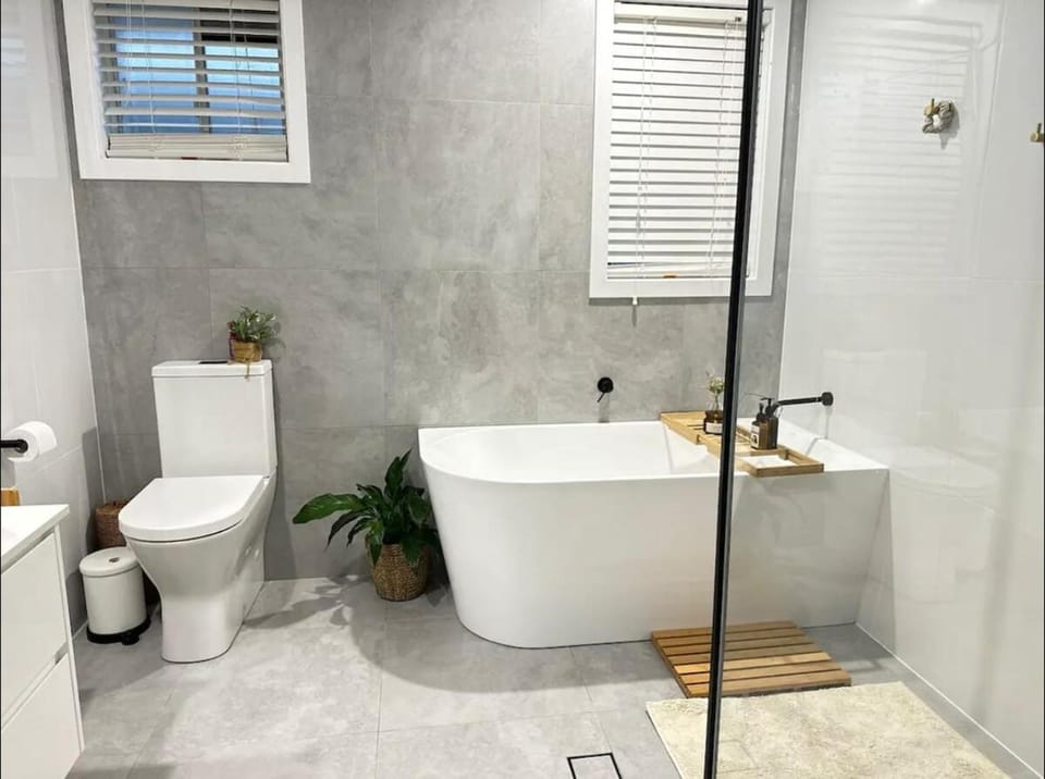 Hot swimming Spa Pool Family Retreat House in Berkeley Vale