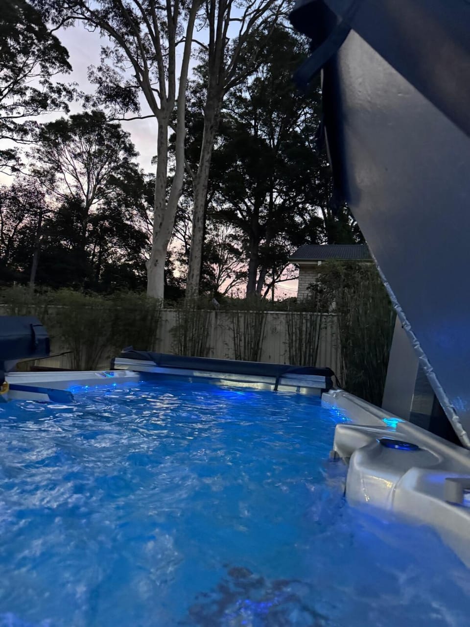 Hot swimming Spa Pool Family Retreat House in Berkeley Vale