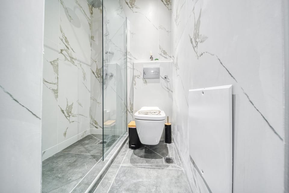 Shower, Toilet, Bathroom