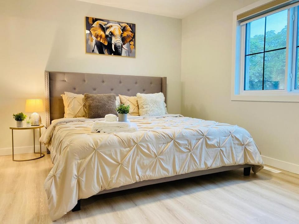 Central VALUE Family 3-Bed 5 Mins Downtown Rogers Place House in Edmonton