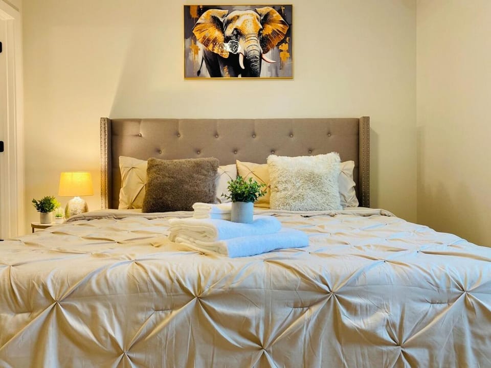 Central VALUE Family 3-Bed 5 Mins Downtown Rogers Place House in Edmonton