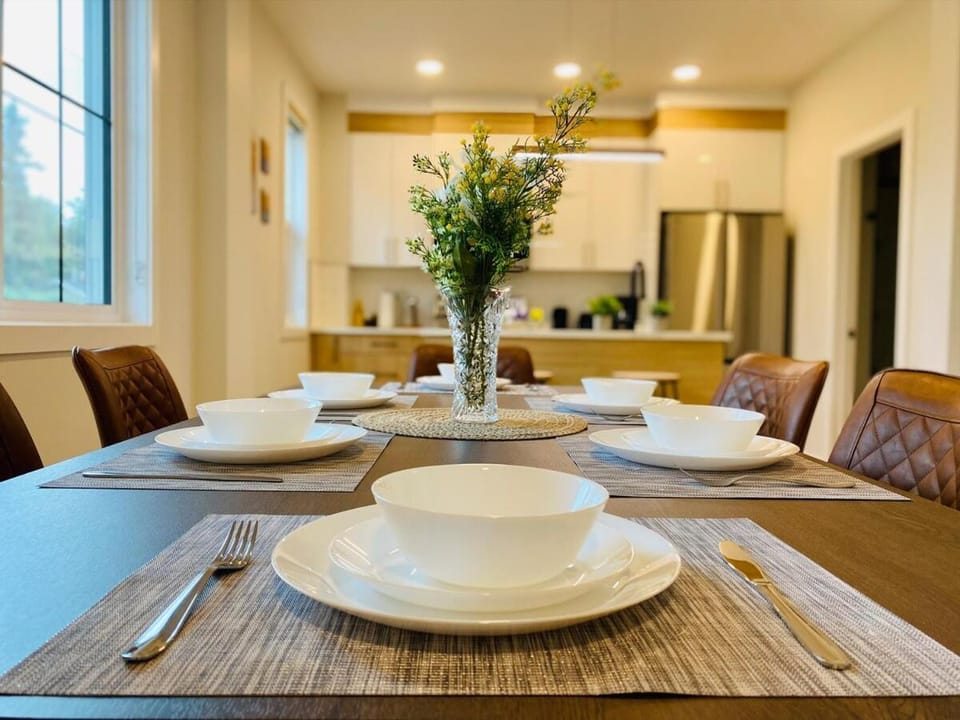 Central VALUE Family 3-Bed 5 Mins Downtown Rogers Place House in Edmonton