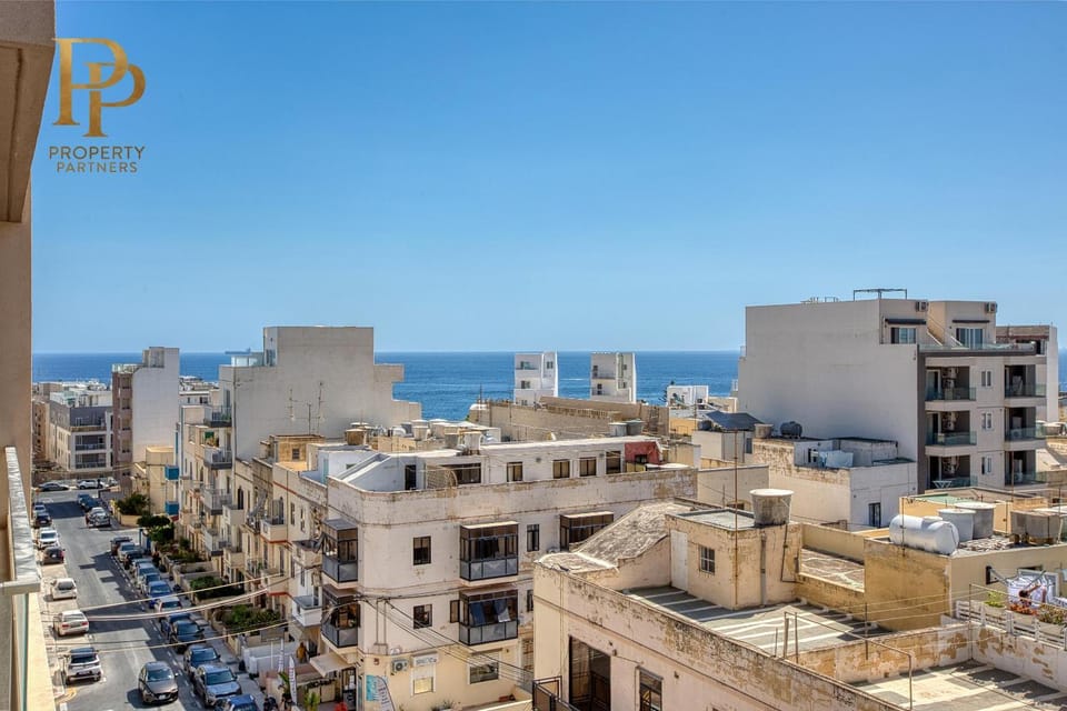 Designer 3 Bed 3 Bath Walk to Beaches Apartment in Marsaskala