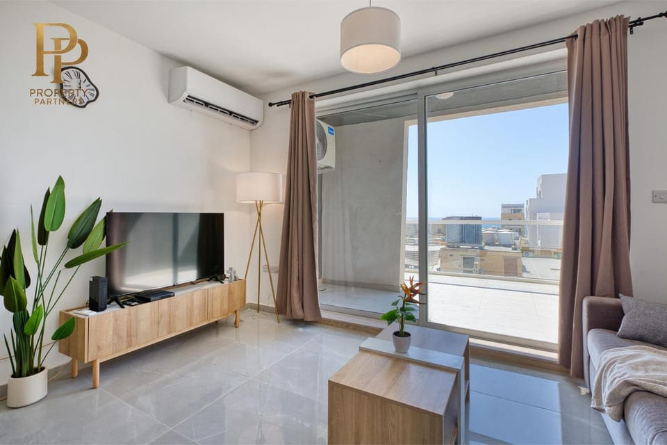 Designer 3 Bed 3 Bath Walk to Beaches Apartment in Marsaskala