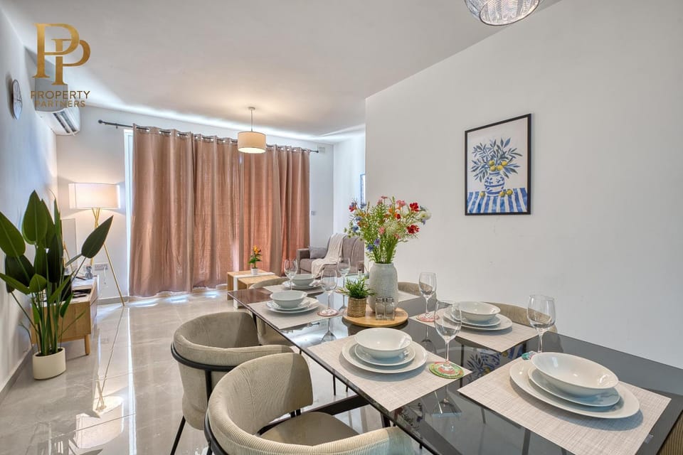 Designer 3 Bed 3 Bath Walk to Beaches Apartment in Marsaskala