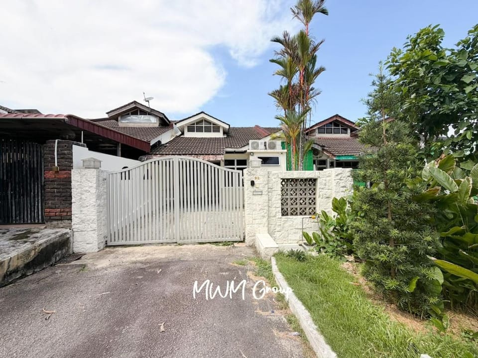 Taman Daya Cottage Family cozy house 15 min to Ikea Aeon House in Johor Bahru