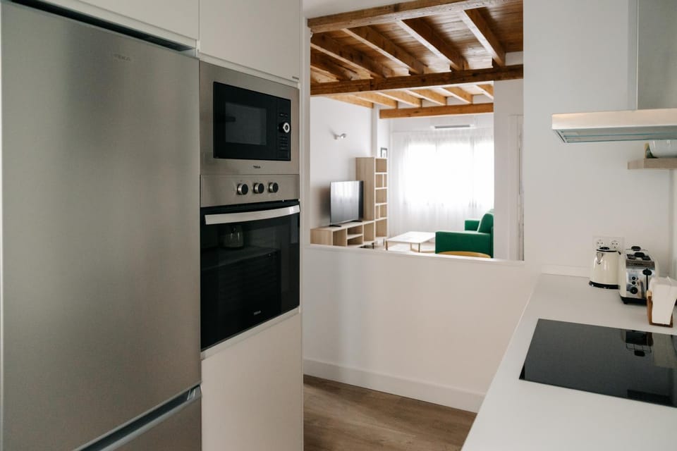Coffee/tea facilities, microwave, oven, toaster, washing machine, kitchen