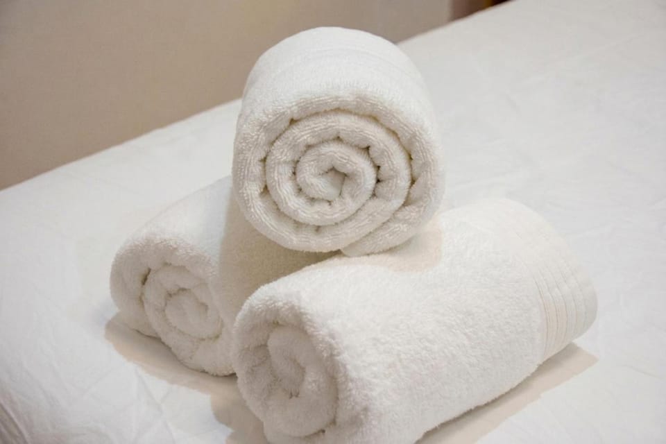 Bed, towels