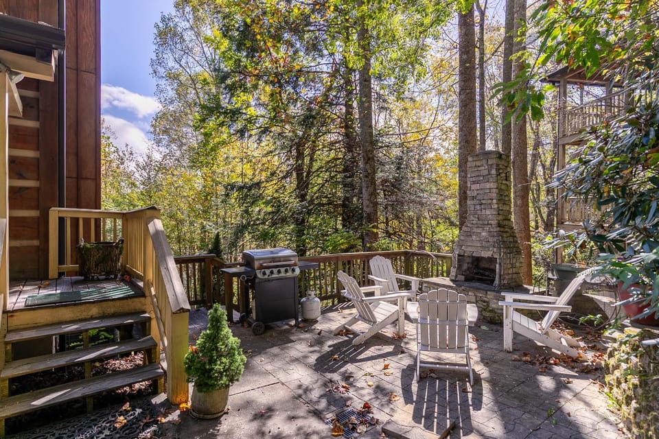 Appalachian Seasons Hot tub fire place seasonal views House in Seven Devils